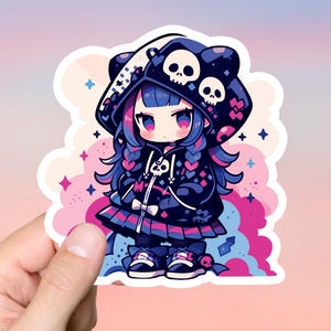 Könnte beinhalten: Ein Aufkleber mit einem Cartoon-Mädchen mit blauen Haaren, das eine schwarze und pinkfarbene Kapuzenjacke mit Totenkopf-Designs trägt. Das Mädchen steht auf einer rosa und blauen Wolke mit Sternen.