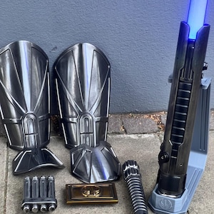 The Acolyte / Master Sol Armor Set mit Lichtschwert