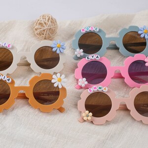 Lunettes de soleil personnalisées avec prénom floral pour filles Protection UV400 Cadeau pour tout-petit Cadeau pour enfant Lunettes de soleil personnalisées pour enfants image 8