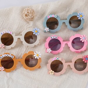 Lunettes de soleil personnalisées avec prénom floral pour filles Protection UV400 Cadeau pour tout-petit Cadeau pour enfant Lunettes de soleil personnalisées pour enfants image 7