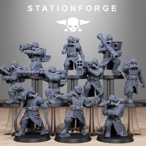 Op de afbeelding: Een verzameling grijze miniatuurfiguren van soldaten, elk uitgerust met helmen, gasmaskers en diverse wapens. De figuren zijn gerangschikt op een trapsgewijze display, met de tekst "STATIONFORGE" en een schedellogo.