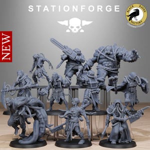 Puede incluir: Colección de figuras en miniatura grises, incluyendo guerreros con armas y armaduras. Las figuras están dispuestas en un expositor. La palabra "STATIONFORGE" está en la parte superior, con una etiqueta "NEW" a la izquierda.