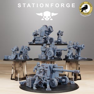Puede incluir: Cinco figuras en miniatura de soldados impresas en 3D con diferentes armas, incluyendo un mortero, un cañón y un lanzacohetes. Las figuras están pintadas en color gris claro y están de pie sobre bases circulares. Las figuras son de la línea Stationforge Black Raven Factory.