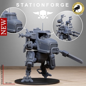 Puede incluir: Modelo gris impreso en 3D de un mech con un brazo de motosierra y múltiples accesorios de armas. El modelo está etiquetado como "STATIONFORGE" y "NEW". La base tiene 8 cm de diámetro, y el modelo mide 8,7 cm de alto.