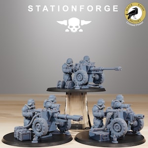 Puede incluir: Tres miniaturas de plástico gris de soldados operando un cañón de plástico gris con ruedas. Los soldados llevan cascos y máscaras de gas. El cañón tiene un cañón y un cargador. Las miniaturas están sobre una base negra. Las miniaturas son de la Stationforge Black Raven Factory.