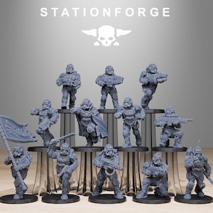 Könnte beinhalten: Eine Gruppe von 12 grauen Plastik-Miniaturfiguren von Soldaten, die Helme tragen und Waffen tragen. Die Figuren stehen auf runden Sockeln und sind in einem Halbkreis angeordnet. Die Figuren sind alle nach vorne gerichtet und schauen den Betrachter an. Die Figuren tragen alle die gleiche Uniform und tragen die gleichen Waffen. Die Figuren sind alle aus Plastik und in Grau bemalt. Die Figuren sind alle etwa 5 cm groß. Die Figuren sind alle Teil eines Sets von Miniaturen, die für Kriegsspiele oder Rollenspiele verwendet werden können. Die Figuren stammen alle von der Marke Stationforge.