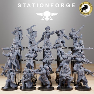 Puede incluir: Una colección de 14 figuras en miniatura de plástico gris de soldados que llevan máscaras de gas y sostienen armas. Las figuras están dispuestas en círculo sobre una superficie negra. Las figuras llevan todas poses diferentes y sostienen armas diferentes. Las figuras llevan todas máscaras de gas y tienen un aspecto futurista. Las figuras son todas de la Stationforge Black Raven Factory.