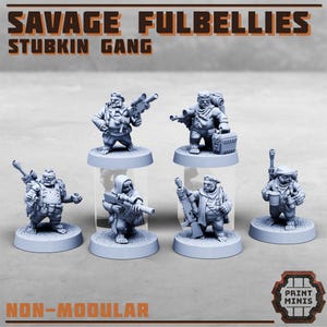 Peut inclure: Cinq figurines miniatures grises imprimées en 3D de personnages fantastiques avec des armes et des accessoires. Les figurines sont debout sur des socles ronds. Le titre "Savage Fulbellies Stubkin Gang" est en haut de l'image. Le texte "Non-Modular" est en bas de l'image.