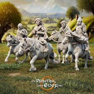 Peut inclure: Quatre figurines miniatures à cheval, peintes en gris clair, traversent un champ herbeux. Les figurines portent des vêtements et des casques de style médiéval. Les chevaux sont tous blancs et ont des crinières et des queues flottantes. L'arrière-plan est une image floue d'un champ vert avec des collines et des arbres au loin. Le texte "The Printing Goes Ever On" est imprimé en cercle au bas de l'image.