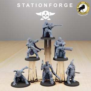 Könnte beinhalten: Ein Set aus sechs grauen Plastik-Miniaturfiguren, jede mit einer anderen Waffe und Pose, die auf schwarzen Sockeln stehen. Die Figuren sind in einer Reihe auf einer Holzoberfläche angeordnet. Die Figuren stammen aus dem Spiel Stationforge.