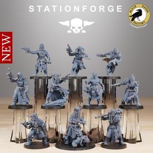 Peut inclure: Un ensemble de dix figurines miniatures en résine grise non peinte de StationForge, présentant des poses de guerriers distinctes, des casques à cornes, des motifs de crânes et diverses armes, notamment des pistolets, des lames et des masses.