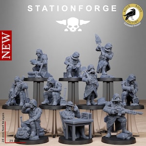 Può includere: Una collezione di figurine grigie in miniatura di soldati in varie pose. Le figure sono su basi nere e includono dettagli come elmetti e armi. Il testo "STATIONFORGE" e "NEW" sono visibili. Altezza: 28 mm.