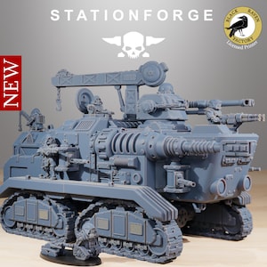 Peut inclure: Maquette de char miniature grise détaillée avec plusieurs tourelles, une grue et des figurines. Le modèle est posé sur une surface en bois. Les textes "STATIONFORGE" et "NEW" sont visibles. Le logo Black Raven Factory est également présent.