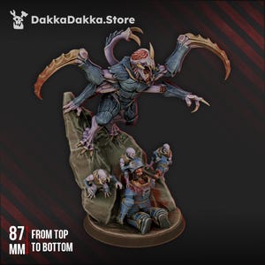 Op de afbeelding: Een gedetailleerd miniatuur van een paars en blauw alienwezen met meerdere armen en benen, dat een menselijke figuur aanvalt. Het alien staat op een rotsbasis met drie kleinere figuren. Het miniatuur is 87 mm hoog.