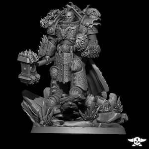 Pode incluir: Figura detalhada em tons de cinza de um guerreiro fortemente blindado, segurando um grande martelo. A armadura apresenta intrincados desenhos semelhantes a dragões e está sobre uma base rochosa. O guerreiro tem uma expressão severa.