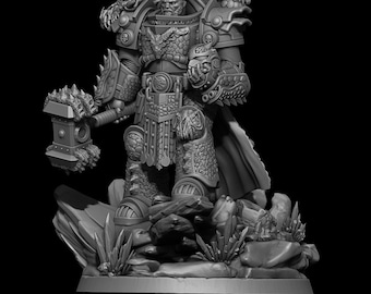 Könnte beinhalten: Detaillierte, graue Figur eines schwer gepanzerten Kriegers, der einen großen Hammer hält. Die Rüstung weist komplizierte, drachenartige Designs auf und steht auf einem felsigen Sockel. Der Krieger hat einen strengen Gesichtsausdruck.