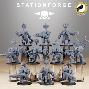 Peut inclure: Un ensemble de 10 figurines miniatures d'orques en plastique gris non peintes, chacune tenant une arme, debout sur des socles ronds. Les figurines font partie d'un jeu de guerre. Les figurines sont de Stationforge, un imprimeur agréé Black Raven Factory.