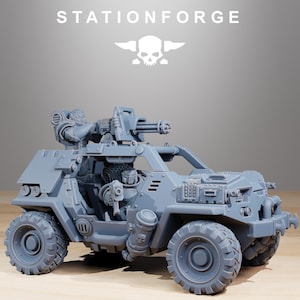 Op de afbeelding: Een grijs militair voertuig met grote banden en een gemonteerd machinegeweer. Het voertuig heeft gedetailleerde pantserplaten en een rolkooi. De tekst "STATIONFORGE" wordt boven het voertuig weergegeven, samen met een schedel- en vleugellogo.