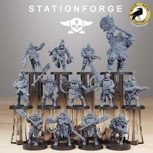 Peut inclure: Ensemble de figurines miniatures grises représentant des soldats et guerriers futuristes, chacun avec une armure et des armes uniques. Les figurines sont disposées sur des socles transparents. Le texte "STATIONFORGE" et un logo de crâne sont inclus.