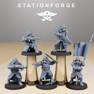 Könnte beinhalten: Eine Sammlung grauer Miniaturfiguren von Soldaten in futuristischer Rüstung, einige kniend oder stehend auf schwarzen Sockeln. Die Figuren halten Waffen und eine Flagge. Der Text "STATIONFORGE" und ein Totenkopf-Logo befinden sich oben.