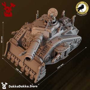 Pode incluir: Modelo detalhado de tanque cinza com lâmina frontal, medindo aproximadamente 10,8 cm de largura, 14,3 cm de comprimento e 6,9 cm de altura. Apresenta uma torre com uma figura de soldado, vários tubos e detalhes mecânicos. Produto licenciado da Black Raven Factory.