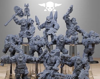 Op de afbeelding: Een verzameling grijze miniatuurfiguren van Orcs, elk gewapend met verschillende wapens, waaronder geweren, messen en een grote zaag. De figuren staan op transparante standaards, met de tekst "STATIONFORGE" bovenaan.