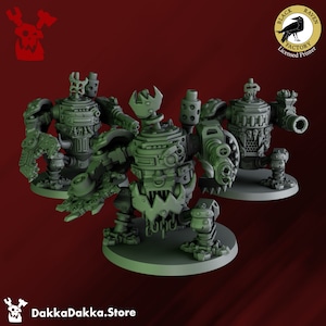 Peut inclure: Trois figurines en plastique grises et détaillées de robots avec des armes et des griffes. Les robots sont debout sur des socles circulaires. Les figurines sont de la Black Raven Factory, un imprimeur agréé.