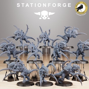 Könnte beinhalten: Ein Set aus zehn grauen Plastik-Miniaturfiguren von außerirdischen Kreaturen mit mehreren Beinen und scharfen Krallen. Die Figuren sind in verschiedenen Action-Posen dargestellt. Die Figuren stehen auf einer hellbraunen Holzoberfläche. Die Figuren stammen von der Black Raven Factory.