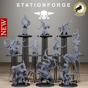 Può includere: Una collezione di figure in miniatura grigie, ognuna raffigurante una creatura mostruosa con tentacoli, ali e caratteristiche grottesche. Le figure sono esposte su supporti neri. La parola "STATIONFORGE" è in alto, con "NEW" in un riquadro rosso a sinistra.
