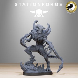 Könnte beinhalten: Eine graue, detaillierte, 3D-gedruckte Miniatur einer Kreatur mit einem langen Schwanz und scharfen Krallen. Die Kreatur steht auf einem Sockel mit Stacheln. Die Miniatur wird von Black Raven Factory gedruckt.
