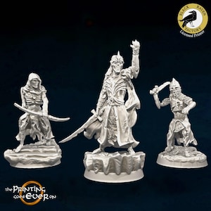 Peut inclure: Trois figurines miniatures imprimées en 3D représentant des squelettes dans différentes poses. Les figurines sont peintes en blanc et sont posées sur des socles circulaires. Les figurines sont issues de la collection "The Printing Goes Ever On".