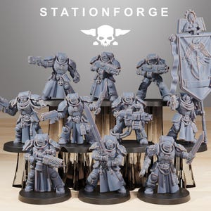Peut inclure: Un groupe de 10 figurines miniatures en plastique gris de guerriers de l'espace, certains tenant des armes, debout sur une surface en bois. Les figurines sont disposées en cercle autour d'une bannière avec le texte "STATIONFORGE" en haut.