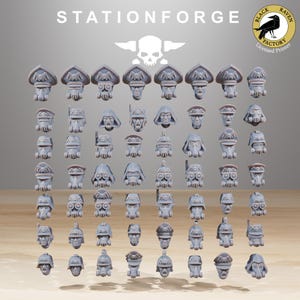 Peut inclure: Ensemble de têtes miniatures grises, chacune avec des designs uniques : chapeaux, casques et masques à gaz. L'image affiche le texte "STATIONFORGE" et un logo avec un corbeau.