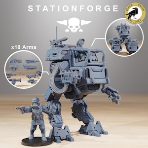 Puede incluir: Un modelo gris, detallado, impreso en 3D de un robot andante con un logotipo de calavera en la parte superior. El robot tiene un cuerpo similar a un automóvil y sostiene un arma. El robot está de pie sobre una superficie de madera. La imagen también muestra un primer plano de los brazos del robot, que son intercambiables. El texto "x10 Arms" es visible en la imagen.