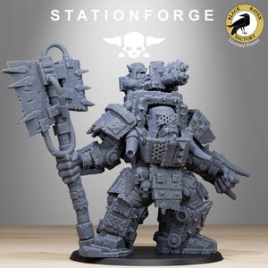 Peut inclure: Une miniature en plastique gris d'un Ork lourdement blindé, brandissant une grande hache. La miniature est posée sur une base circulaire. La miniature est un modèle imprimé en 3D de Stationforge, un imprimeur agréé Black Raven Factory.