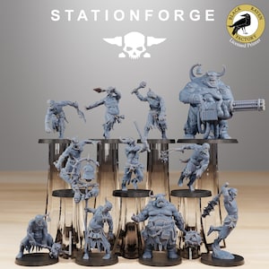 Può includere: Un set di 10 miniature in grigio stampate in 3D di creature fantastiche, tra cui una grande figura a forma di toro con un'arma e figure più piccole con spade e asce. Le miniature sono esposte su basi rotonde e fanno parte della collezione Stationforge Black Raven Factory.