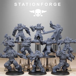 Könnte beinhalten: Ein Set aus neun grauen Plastik-Miniaturfiguren, jede mit einem einzigartigen Design und einer einzigartigen Pose. Die Figuren stehen auf kleinen runden Sockeln. Die Figuren tragen alle Rüstungen und tragen Waffen. Die Figuren sind alle Teil eines Science-Fiction- oder Fantasy-Spiels.