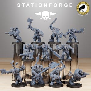 Könnte beinhalten: Ein Set aus zehn unbemalten grauen Plastikminiaturen von Orks, jede mit einer anderen Waffe. Die Miniaturen sind in verschiedenen Action-Posen dargestellt. Die Miniaturen stammen von der Stationforge Black Raven Factory.
