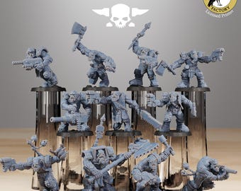 Op de afbeelding: Een set van tien ongeverfde grijze plastic miniaturen van orcs, elk met een ander wapen. De miniaturen zijn in verschillende actiehoudingsposes geposeerd. De miniaturen zijn van de Stationforge Black Raven Factory.