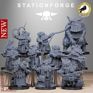 Op de afbeelding: Een verzameling grijze miniatuurbeeldjes, waaronder dwergen, met diverse wapens en accessoires. De beeldjes worden op een zwart oppervlak gepresenteerd. De teksten "STATIONFORGE" en "NEW" zijn zichtbaar. De hoogte van de beeldjes is 2,5 cm.
