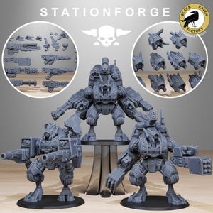 Può includere: Tre robot in miniatura di plastica grigia con pistole e un logo a forma di teschio. I robot sono in piedi su una superficie grigia. Il testo "STATIONFORGE" è nella parte superiore dell'immagine.