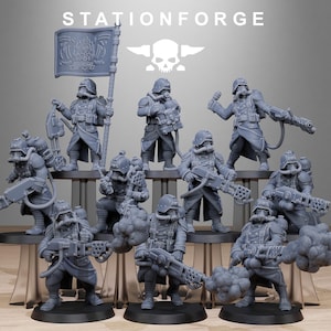 Può includere: Una collezione di figurine grigie in miniatura di soldati con maschere antigas e uniformi militari. Alcune figure tengono in mano armi, altre una bandiera con un'emblema a teschio. La parola "STATIONFORGE" è stampata in alto.