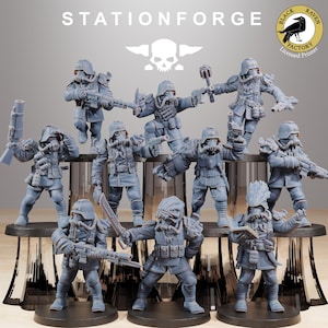 Può includere: Un gruppo di 10 miniature di soldati in plastica grigia che indossano maschere antigas e elmetti. Le miniature sono in varie pose d'azione, tenendo armi e strumenti. Le miniature sono in piedi su una base grigia e nera. Le miniature sono della Stationforge Black Raven Factory.