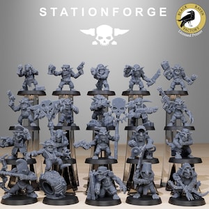 Op de afbeelding: Een set van 20 grijze 3D-geprinte miniatuurfiguren van goblins, orcs of andere fantasiewezens. De figuren zijn in verschillende actiehoudingsposes geposeerd en houden wapens en gereedschap vast. De figuren staan allemaal op kleine ronde bases. De figuren worden geprint door Black Raven Factory, een gelicentieerde printer.