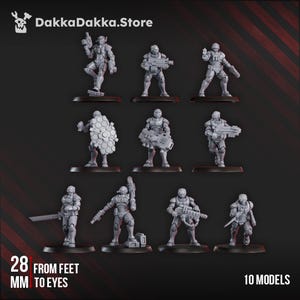 Op de afbeelding: Een verzameling van tien grijze miniatuur soldatenmodellen, elk in een andere pose en met verschillende wapens. De tekst "DakkaDakka.Store" staat bovenaan, en "28 mm van voeten tot ogen" staat onderaan. De achtergrond is donkerrood.