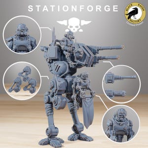 Può includere: Modello grigio stampato in 3D di un mech futuristico con due grandi cannoni, dettagliato con vari componenti meccanici. L'immagine include primi piani del pilota del mech e parti aggiuntive. Il testo "STATIONFORGE" e un logo sono visibili.