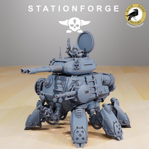 Op de afbeelding: Een grijs, gedetailleerd miniatuur oorlogsmachine met een geschutskoepel, kanon en meerdere poten. Het model heeft een klein figuur in de geschutskoepel en de tekst "STATIONFORGE" staat erboven. Het logo van Black Raven Factory staat rechtsboven.