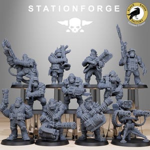 Peut inclure: Un ensemble de dix figurines miniatures en plastique gris d'orcs, certains tenant des armes, d'autres des outils et d'autres des armes à feu. Les figurines sont toutes debout sur une surface grise. Les figurines sont de la Stationforge Black Raven Factory.