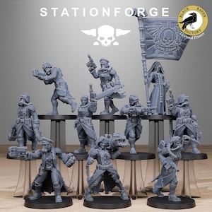 Peut inclure: Ensemble de figurines miniatures grises représentant des soldats et une figure tenant une bannière avec l'inscription "Grim Guard". Les figurines sont disposées sur des plateformes noires, avec le logo "STATIONFORGE" en haut. Un logo "Black Raven Factory" est également visible.