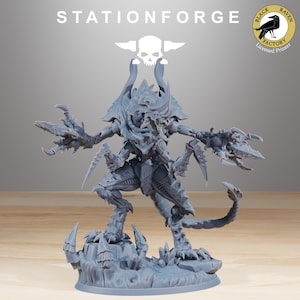 Peut inclure: Une miniature d'une créature monstrueuse à plusieurs membres et une longue queue, imprimée en 3D en gris. La créature est debout sur une base rocheuse. La miniature est imprimée par Black Raven Factory, un imprimeur agréé.